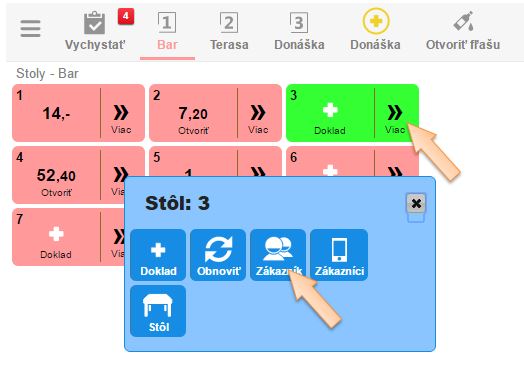 Upozornenie ča&scaron;n&iacute;kov na z&aacute;kazn&iacute;ka pri stole